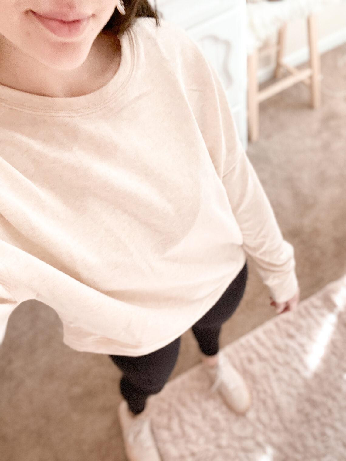 cute sporty outfit idea, fabletics sweatshirt outfit, athletic outfit